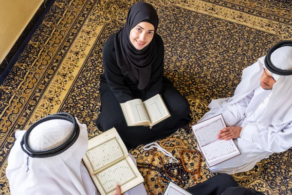 Bovenaanzicht Van Moslim Familieleden Die Samen Quraan Lezen — Stockfoto