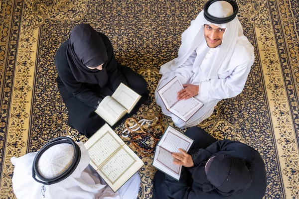 Visão Superior Membros Família Muçulmana Lendo Quraan Juntos — Fotografia de Stock