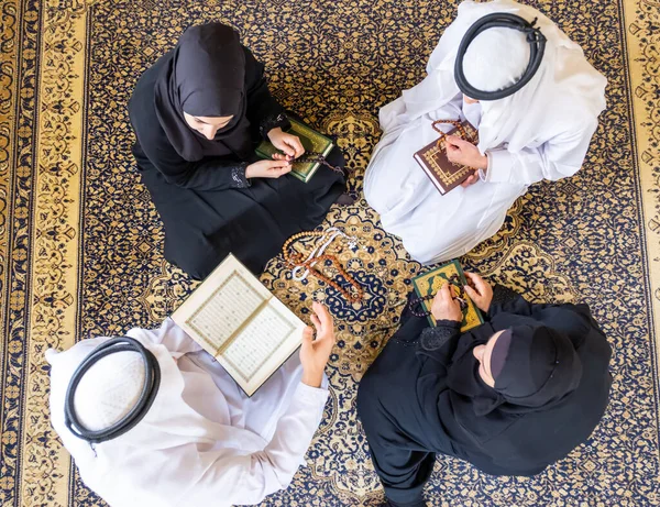 Ovanifrån Muslimska Familjemedlemmar Som Läser Koranen Tillsammans — Stockfoto