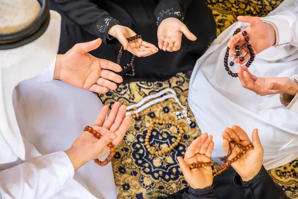 Arabische Muslimische Familie Betet Für Gott — Stockfoto