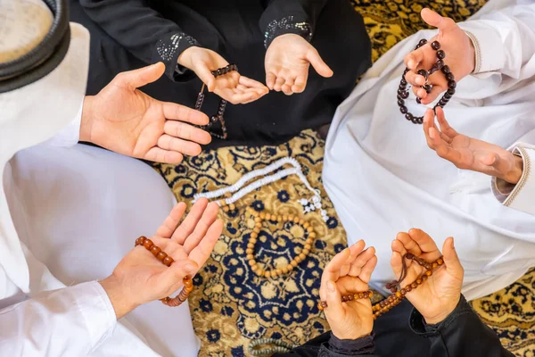 Famille Musulmane Arabe Priant Pour Dieu — Photo