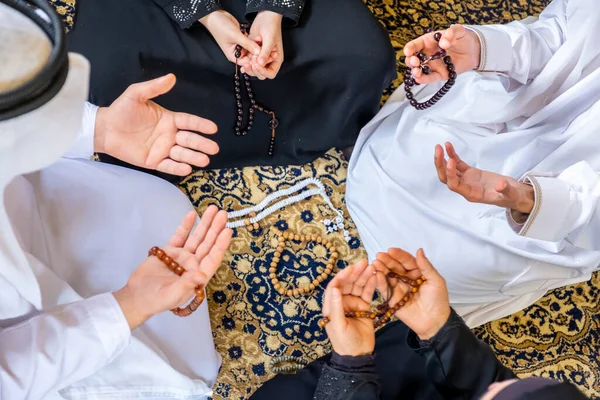 Arap Müslüman Aile Tanrı Dua Ediyor — Stok fotoğraf