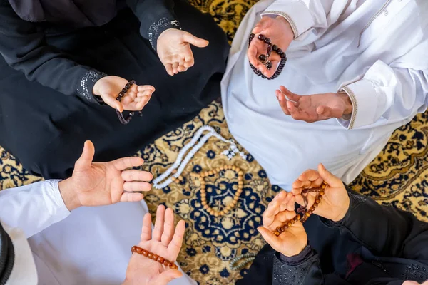 Arabiska Muslimska Familjen Ber För Gud — Stockfoto
