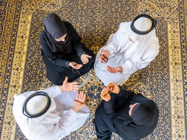Αραβική Μουσουλμανική Οικογένεια Προσεύχεται Για Θεό — Φωτογραφία Αρχείου