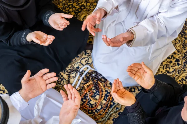 アラビア系ムスリムの神への祈り — ストック写真