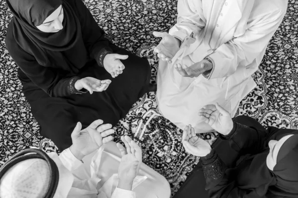 Muslim Arab Keluarga Berdoa Untuk Tuhan — Stok Foto