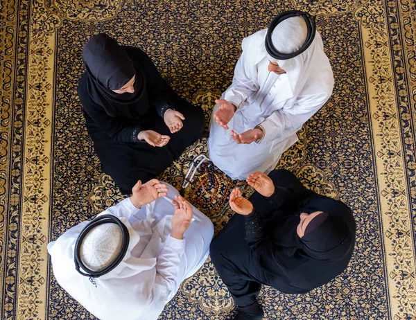 Αραβική Μουσουλμανική Οικογένεια Προσεύχεται Για Θεό — Φωτογραφία Αρχείου