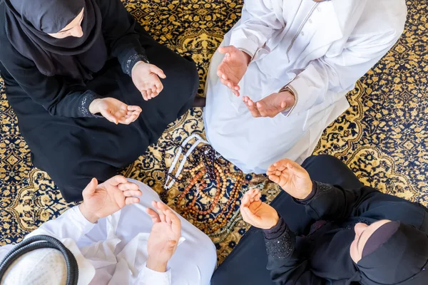 Арабская Мусульманская Семья Молится Бога — стоковое фото