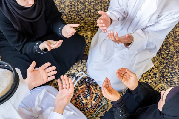 Arabiska Muslimska Familjen Ber För Gud — Stockfoto