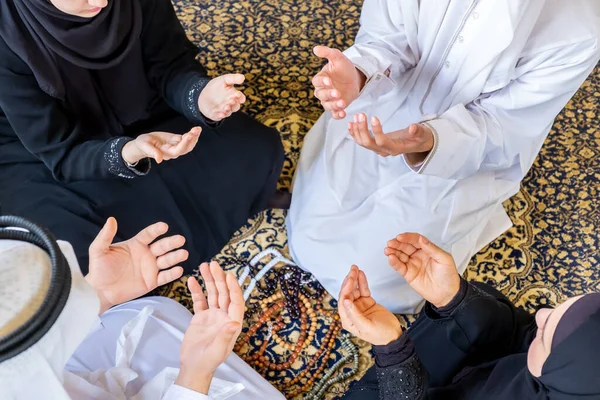 Famiglia Musulmana Araba Che Prega Dio — Foto Stock