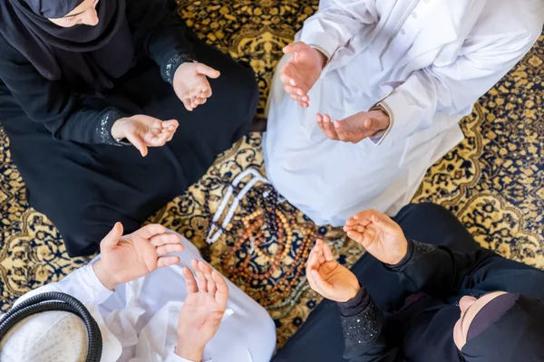 Arab Muszlim Család Imádkozik Istenért — Stock Fotó