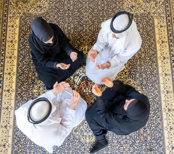 Família Muçulmana Árabe Rezando Por Deus — Fotografia de Stock