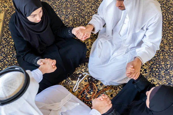 イスラム教徒の家族が手を取り合って — ストック写真