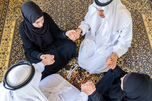 Família Muçulmana Mãos Dadas — Fotografia de Stock