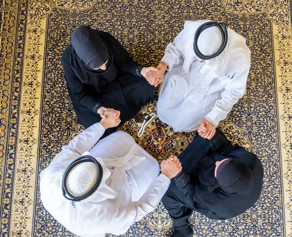 Мусульманська Сім Тримає Один Одного Руки — стокове фото