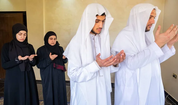 Arabische Moslim Familie Biddend Voor God — Stockfoto