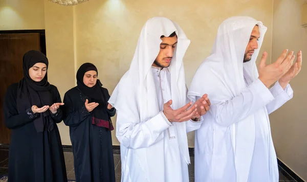 Familia Árabe Musulmana Rezando Por Dios —  Fotos de Stock