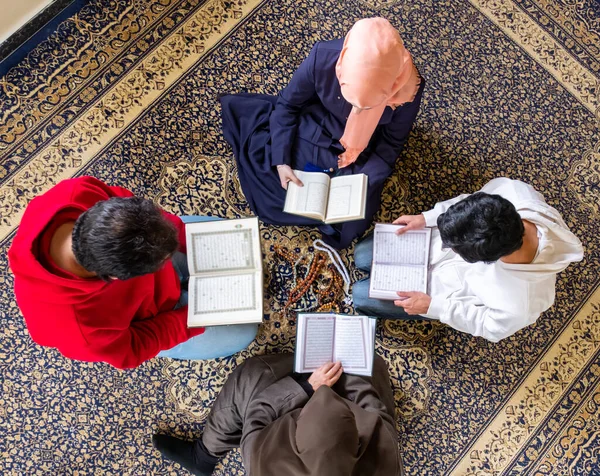 Müslüman aile üyelerinin Quraan 'ı birlikte okuması