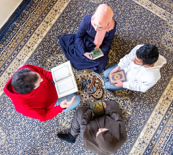 Вид Зверху Членів Мусульманської Сім Які Читають Quraan Разом — стокове фото