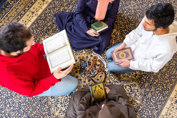 Müslüman aile üyelerinin Quraan 'ı birlikte okuması