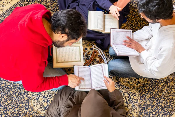 Draufsicht Auf Muslimische Familienmitglieder Die Gemeinsam Quraan Lesen — Stockfoto