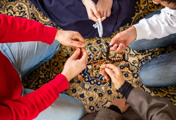 Vista Superior Família Muçulmana Usando Rosário Ramadã — Fotografia de Stock
