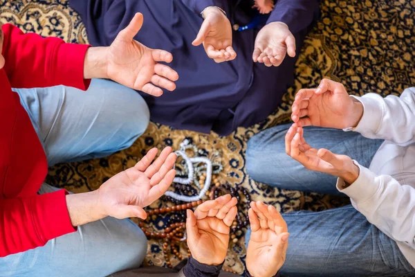 Arabische Moslim Familie Biddend Voor God — Stockfoto