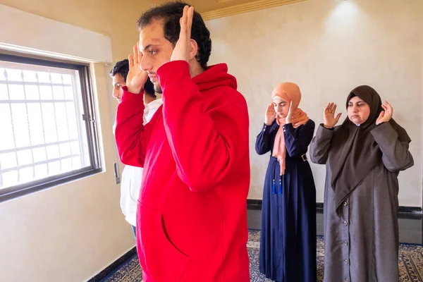 Muzułmańscy Członkowie Rodziny Modlący Się Dohor Togther — Zdjęcie stockowe