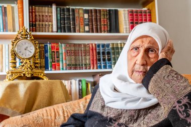 Arap Müslüman kadın elini yanağına koydu ve sıkıldı.