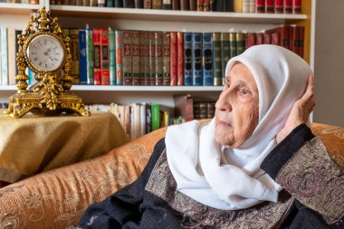 Arap Müslüman kadın elini yanağına koydu ve sıkıldı.