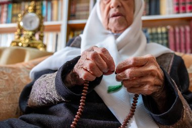 Arap Müslüman adam tespih çekerek Tanrı 'ya dua ediyor.
