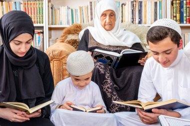 Ramazan 'da Arapça okuyup öğrendiğin için mutlu Arap ailesi.