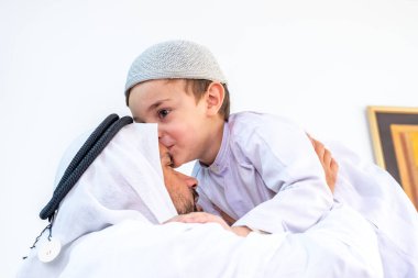 Arap Müslüman oğlu babasının alnını kesiyor.