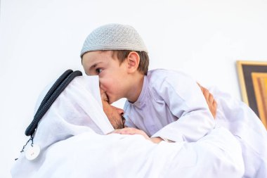 Arap Müslüman oğlu babasının alnını kesiyor.