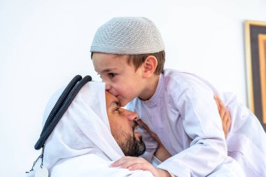 Arap Müslüman oğlu babasının alnını kesiyor.