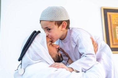 Arap Müslüman oğlu babasının alnını kesiyor.