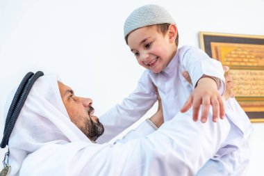Arap Müslüman baba oğlunu yüksekte tutuyor.