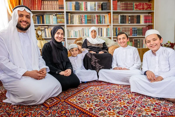 Família Muçulmana Árabe Feliz Togther — Fotografia de Stock