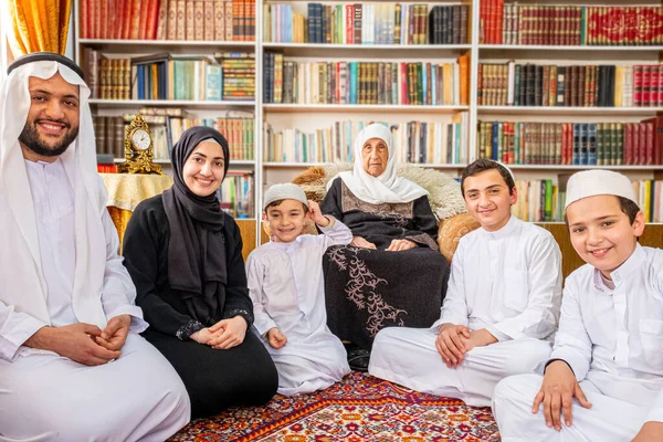Família Muçulmana Árabe Feliz Togther — Fotografia de Stock