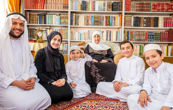 Família Muçulmana Árabe Feliz Togther — Fotografia de Stock