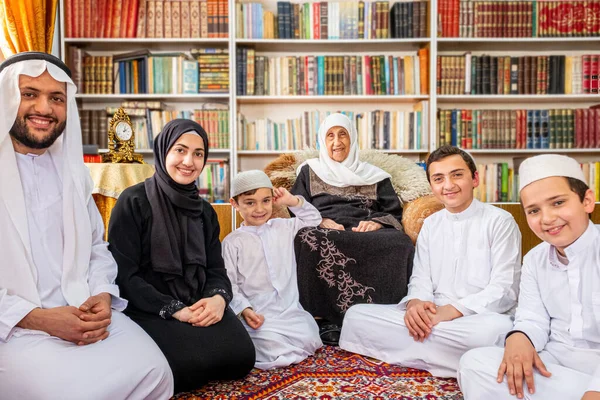 Família Muçulmana Árabe Feliz Togther — Fotografia de Stock