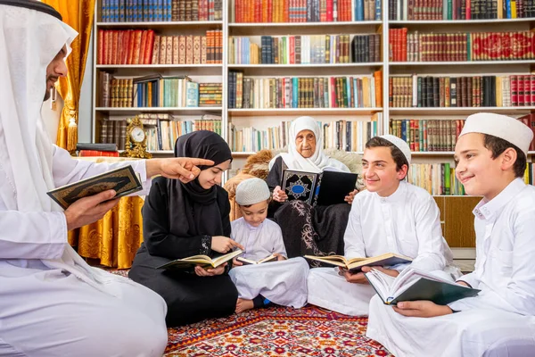 在拉马丹期间 阿拉伯家庭快乐地阅读和学习昆兰语 — 图库照片