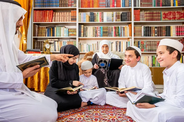 Feliz Família Árabe Ler Aprender Quraan Durante Ramadã — Fotografia de Stock