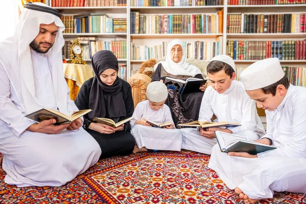 Feliz Família Árabe Ler Aprender Quraan Durante Ramadã — Fotografia de Stock