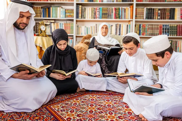 Feliz Família Árabe Ler Aprender Quraan Durante Ramadã — Fotografia de Stock