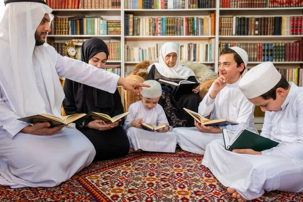Feliz Familia Árabe Leyendo Aprendiendo Quraan Durante Ramadán — Foto de Stock