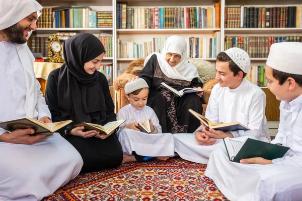 Feliz Família Árabe Ler Aprender Quraan Durante Ramadã — Fotografia de Stock