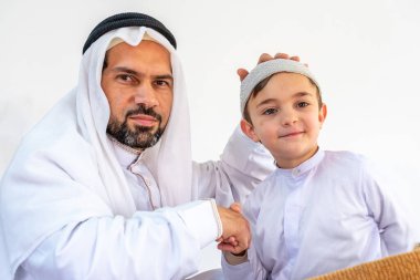 Arap Müslüman baba ve oğul birlikte mutlu hissediyorlar.