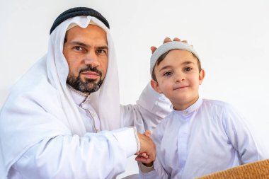 Arap Müslüman baba ve oğul birlikte mutlu hissediyorlar.