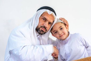 Arap Müslüman baba ve oğul birlikte mutlu hissediyorlar.